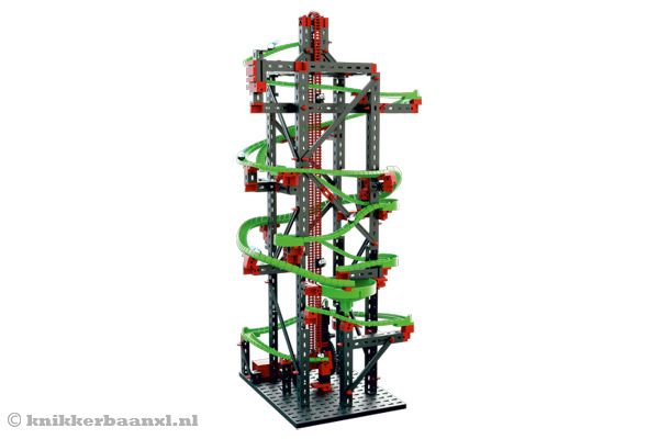 Knikkerbaan met veel scherpe bochten.