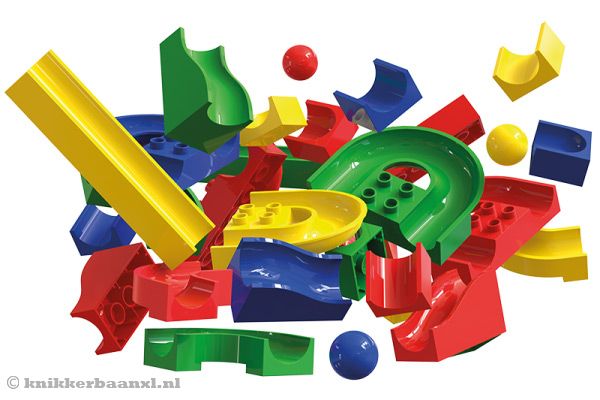 Met verschillende gekleurde bouwstenen.