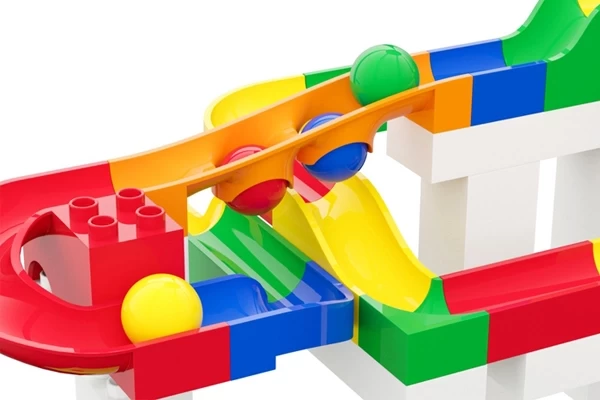 Gaten in de baan waar knikkers in vallen