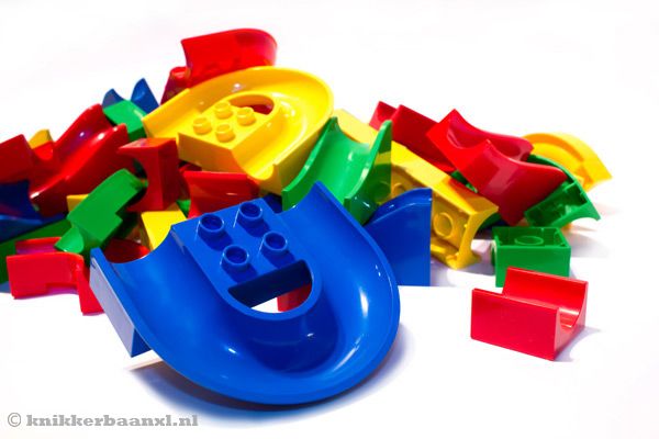 Met kleurige bouwstenen.