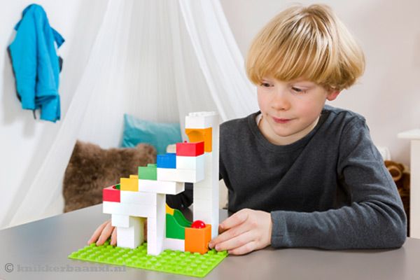 Met diverse soorten elementen.