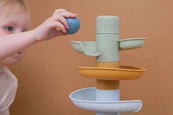 De balletjes vanaf boven naar beneden rollen