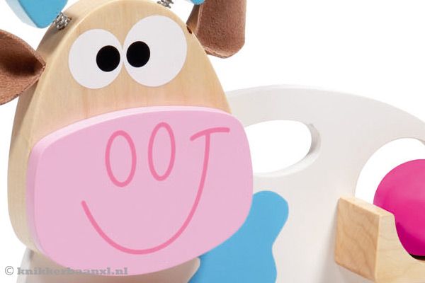 Hij lacht je tegemoet.