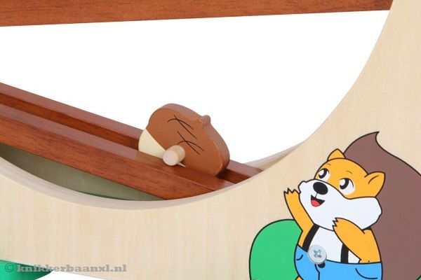 De eikels gaan razendsnel naar beneden.